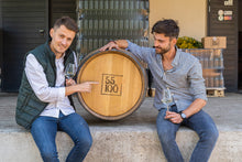 Załaduj obraz do przeglądarki galerii, Voucher na zwiedzanie winnicy z degustacją win, serów i wędlin - dla 4 osób