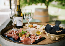 Załaduj obraz do przeglądarki galerii, Voucher na zwiedzanie winnicy z degustacją win, serów i wędlin - dla 4 osób