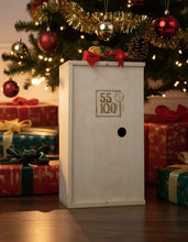 Załaduj obraz do przeglądarki galerii, Świąteczny zestaw prezentowy Winnicy 55-100 w drewnianej skrzynce
