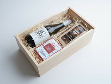 Załaduj obraz do przeglądarki galerii, Świąteczny zestaw prezentowy Winnicy 55-100 w drewnianej skrzynce
